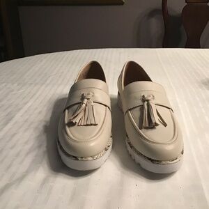 Cream/Beige leather loafers with tassel